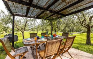 una mesa de madera y sillas en un patio en Casa Livio, en Ponte Buggianese