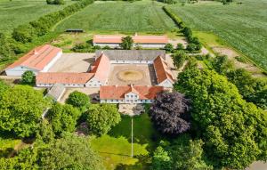- une vue aérienne sur une grande maison avec une cour dans l'établissement Nice Home In Skanderborg With Kitchen, à Skanderborg