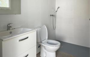 A bathroom at Awesome Home In Montefrío