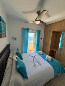 ベナルマデナにあるBenal Beach 705のベッドルーム1室(大型ベッド1台、青い枕、窓付)