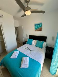 ベナルマデナにあるBenal Beach 705のベッドルーム(青い枕の大型ベッド1台付)