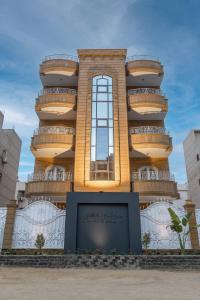 Golden House في القاهرة: مبنى طويل وبه شرفات مستديرة عليه