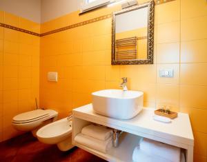 A bathroom at ARIA DI MARE, Manarola - Camere con vista mare!