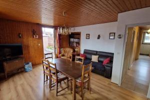 een woonkamer met een tafel en een bank bij L'Amelia in Thonon-les-Bains