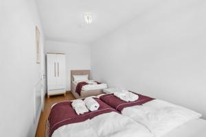 a bedroom with two beds with towels on them at Flexi Home - Balkon , Seeblick & Speed Wlan in Langscheid