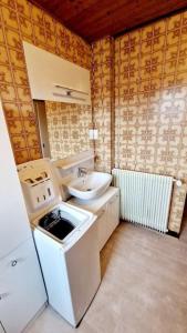 een badkamer met een wastafel en een toilet. bij L'Amelia in Thonon-les-Bains +21 foto's