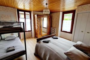 een slaapkamer met 2 stapelbedden en een spiegel bij L'Amelia in Thonon-les-Bains