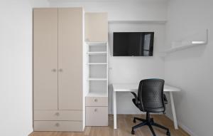 an office with a desk and a chair and a tv at Cozy Apartment In Vodice With Wifi in Vodice