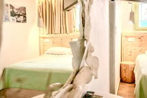 Patras Apartments في فورني إيكارياس: غرفة نوم صغيرة بها سرير ونافذة