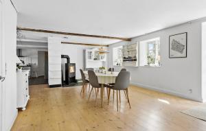 Η κουζίνα ή μικρή κουζίνα στο Cozy Home In Østermarie With Kitchen
