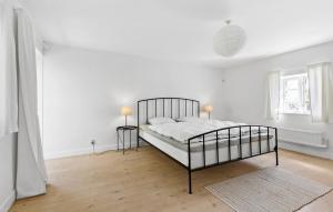 Ένα ή περισσότερα κρεβάτια σε δωμάτιο στο Cozy Home In Østermarie With Kitchen +17 φωτογραφίες