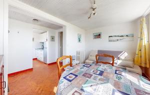 Ένα ή περισσότερα κρεβάτια σε δωμάτιο στο Nice Apartment In Saint-Pierre-Quiberon