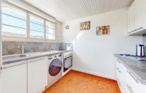 Η κουζίνα ή μικρή κουζίνα στο Nice Apartment In Saint-Pierre-Quiberon