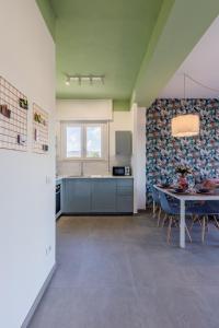 eine Küche und ein Esszimmer mit einem Tisch und Stühlen in der Unterkunft Chez Monique in Oleggio Castello
