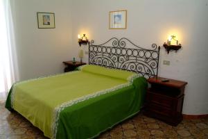 A bed or beds in a room at Hotel Don Pedro