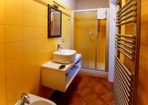 A bathroom at ARIA DI MARE, Manarola - Camere con vista mare!