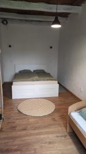 1 dormitorio con cama y alfombra en el suelo en Chata na samote en Jelenec