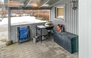 einen Grill an der Seite eines Hauses in der Unterkunft Beautiful Home In rebro With Kitchen in Örebro