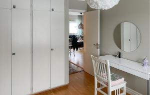 Beautiful Home In rebro With Kitchen في أوريبرو: غرفة بها مكتب أبيض ومرآة