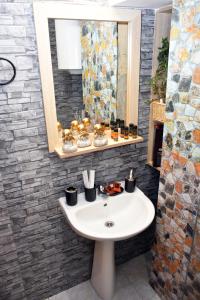 een badkamer met een wastafel en een spiegel bij Relaxed Dream home in Chania +28 foto's