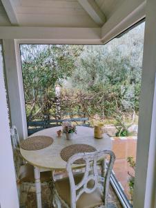 einen Tisch und Stühle auf einer Veranda mit Aussicht in der Unterkunft Grotta dei Puntali B&B in Carini