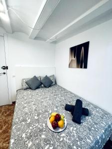een slaapkamer met een bed met een fruitschaal erop bij Cardenales in Barcelona
