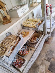 eine Vitrine mit vielen verschiedenen Lebensmitteln in der Unterkunft Grotta dei Puntali B&B in Carini