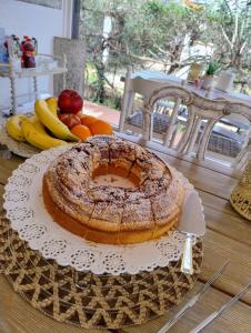 una tarta sentada sobre una mesa con fruta en Grotta dei Puntali B&B, en Carini