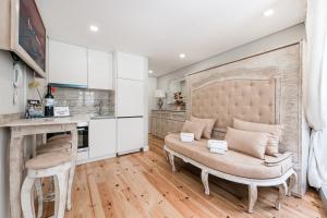 ein Wohnzimmer mit einem Sofa und einer Küche in der Unterkunft GuestReady - The New Live In Santa Catarina in Porto