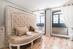 ein Schlafzimmer mit einem großen Bett in einem Zimmer mit Fenstern in der Unterkunft GuestReady - The New Live In Santa Catarina in Porto