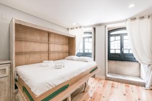 ein Schlafzimmer mit einem großen Bett und einem großen Fenster in der Unterkunft GuestReady - The New Live In Santa Catarina in Porto