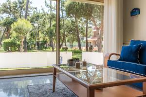Posezení v ubytování GuestReady - Parrot in the Lilies (Free Parking)