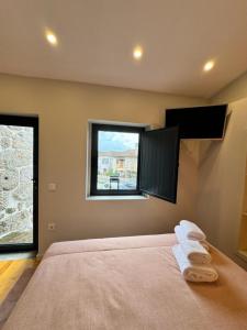 una camera da letto con un letto e due asciugamani di GuestReady - An Amazing Retreat in Várzea do Douro a Marco de Canaveses