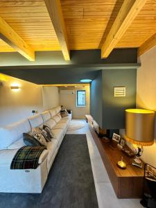 un grand salon avec un grand canapé blanc dans l'établissement GuestReady - An Amazing Retreat in Várzea do Douro, à Marco de Canavezes