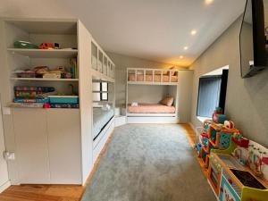 - une petite chambre avec un lit pour les enfants dans l'établissement GuestReady - An Amazing Retreat in Várzea do Douro, à Marco de Canavezes