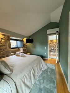 a bedroom with a large white bed in a room at GuestReady - An Amazing Retreat in Várzea do Douro in Marco de Canavezes