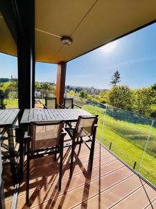 d'une terrasse avec une table et des chaises. dans l'établissement Pratum Pink&Blue Mikołajki Apartament de lux z kominkiem, prywatnym pomostem i 400m strefą wellness, à Mikołajki