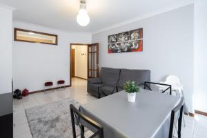 - un salon avec une table et un canapé dans l'établissement GuestReady - Bright and Modern 2BR Flat in Vila Nova de Gaia, à Porto