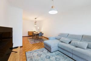 sala de estar con sofá azul y mesa en GuestReady - Exclusive Retreat in Lavra, en Lavra