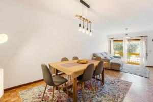 jadalnia ze stołem, krzesłami i kanapą w obiekcie GuestReady - Exclusive Retreat in Lavra w mieście Lavra