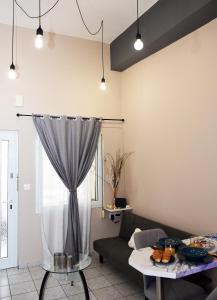 een woonkamer met een bank en een tafel bij Relaxed Dream home in Chania