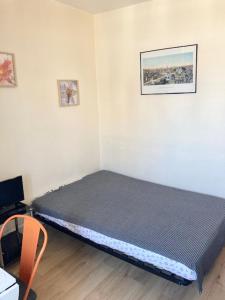 1 dormitorio con 1 cama en una habitación en Studio Quartier Latin, en París