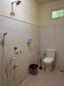 een badkamer met een douche en een toilet. bij Romance in Bey in Arugam Bay