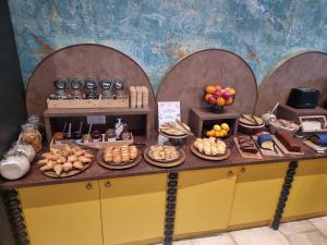 un buffet de comida en una mesa en una habitación en ibis Styles Dijon Sud Domaine De Beauregard 21600 Longvic en Dijon