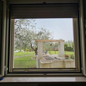 una ventana en una habitación con vistas a un monumento en Bed & Breakfast Primavera, en Canosa Sannita