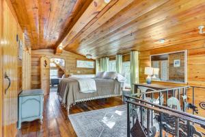 Un dormitorio con una cama y un techo de madera. en The Bird House Lush Bungalow, Steps from Ocean!, en Folly Beach