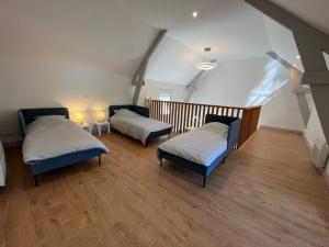 Zimmer mit 2 Betten und einer Treppe in der Unterkunft Belle maison avec jacuzzi in Bretteville-sur-Odon