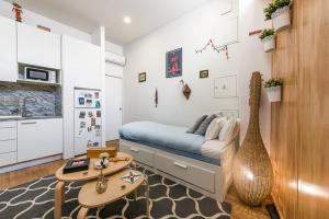 a small bedroom with a bed and a table at GuestReady - Bella's Downtown Apartment in Porto