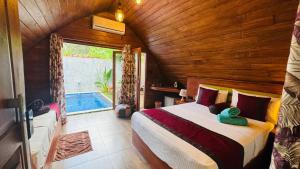 1 dormitorio con 1 cama en una habitación con piscina en Palmyra Nature Resort Sigiriya, en Sigiriya