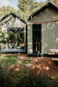 mały domek z tarasem i stołem piknikowym w obiekcie Hjort I Tiny House w mieście Epe